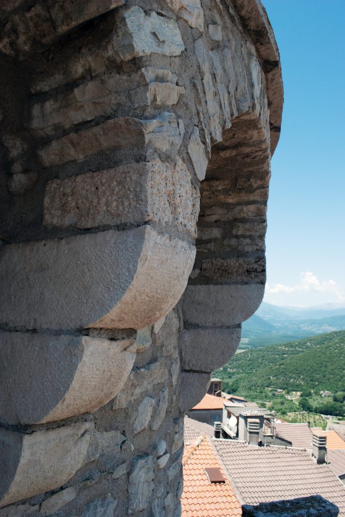 Castello Pignatelli Monteroduni: particolare della torre