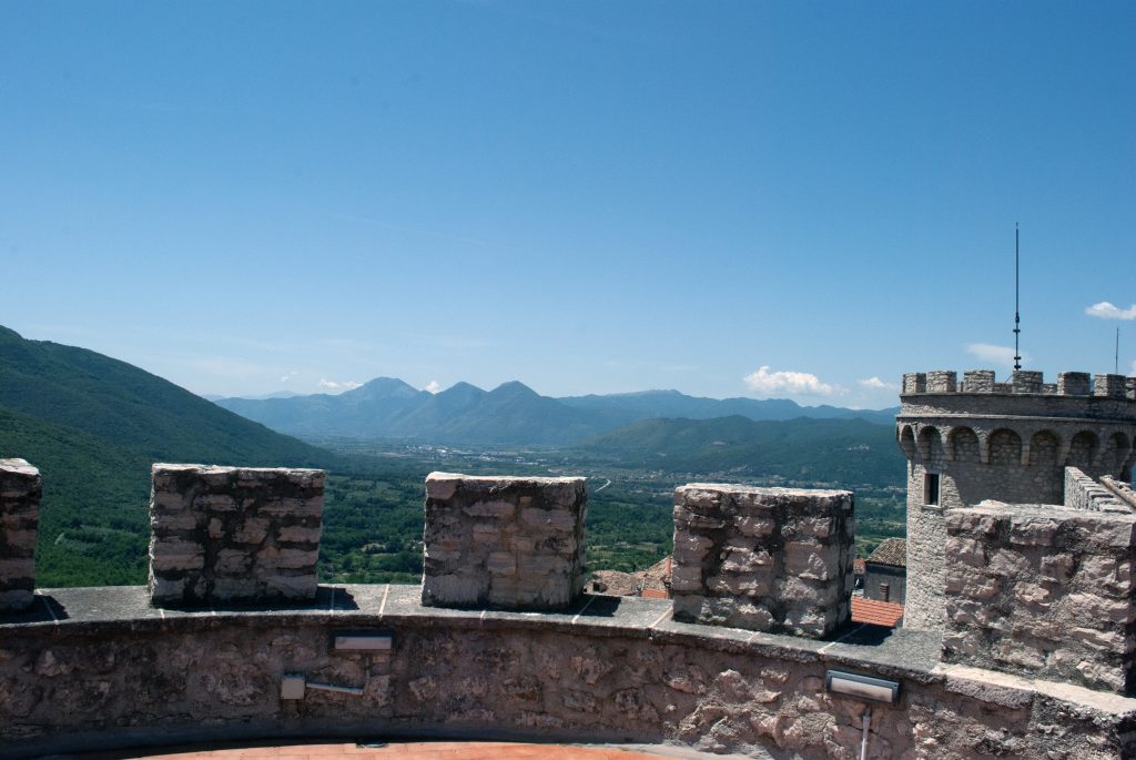 Castello Pignatelli Monteroduni: torre e panorama
