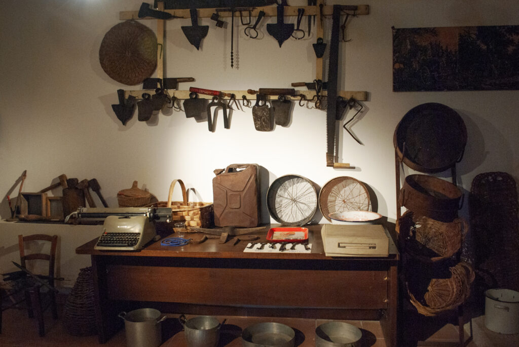 Museo Antropologico di Monteroduni: esposizione utensili antichi
