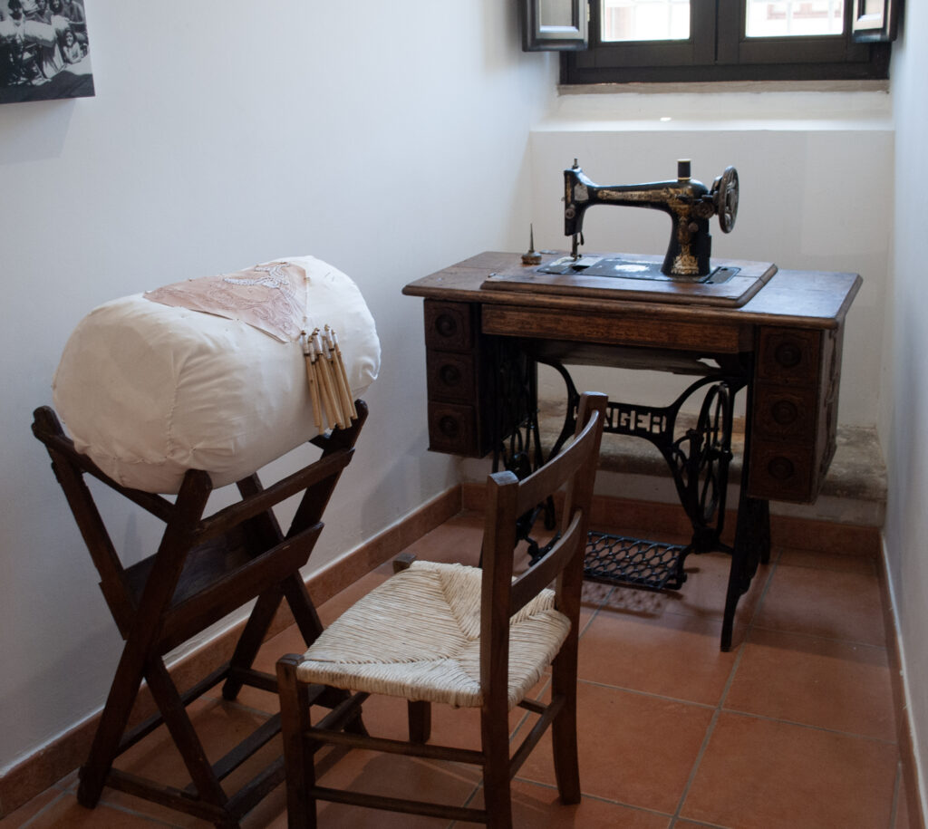 Museo Antropologico di Monteroduni: macchina da cucire antica