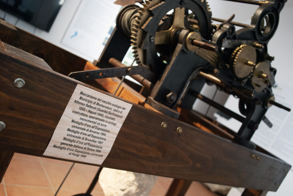 Museo Antropologico di Monteroduni: meccanismo orologio antico