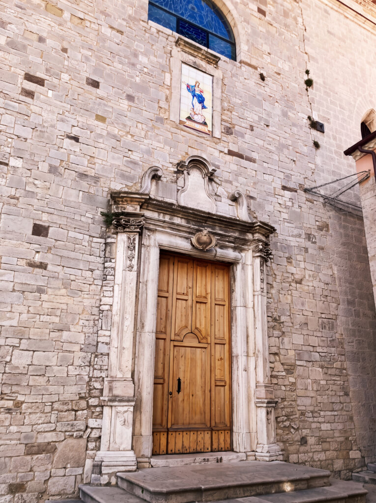 cosa vedere a guardialfiera: porta della chiesa